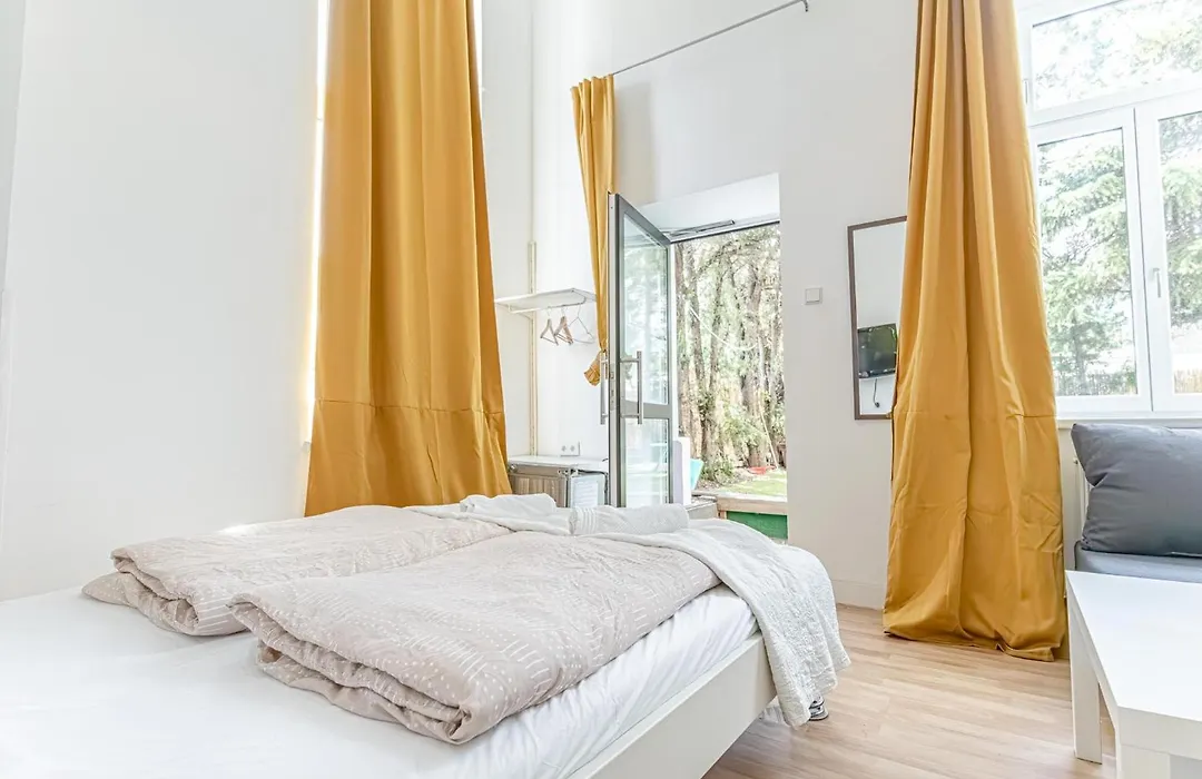 Elegant Private Rooms Near Danube With Garden Access-1