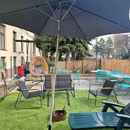 Elegant Private Rooms Near Danube With Garden Access-3